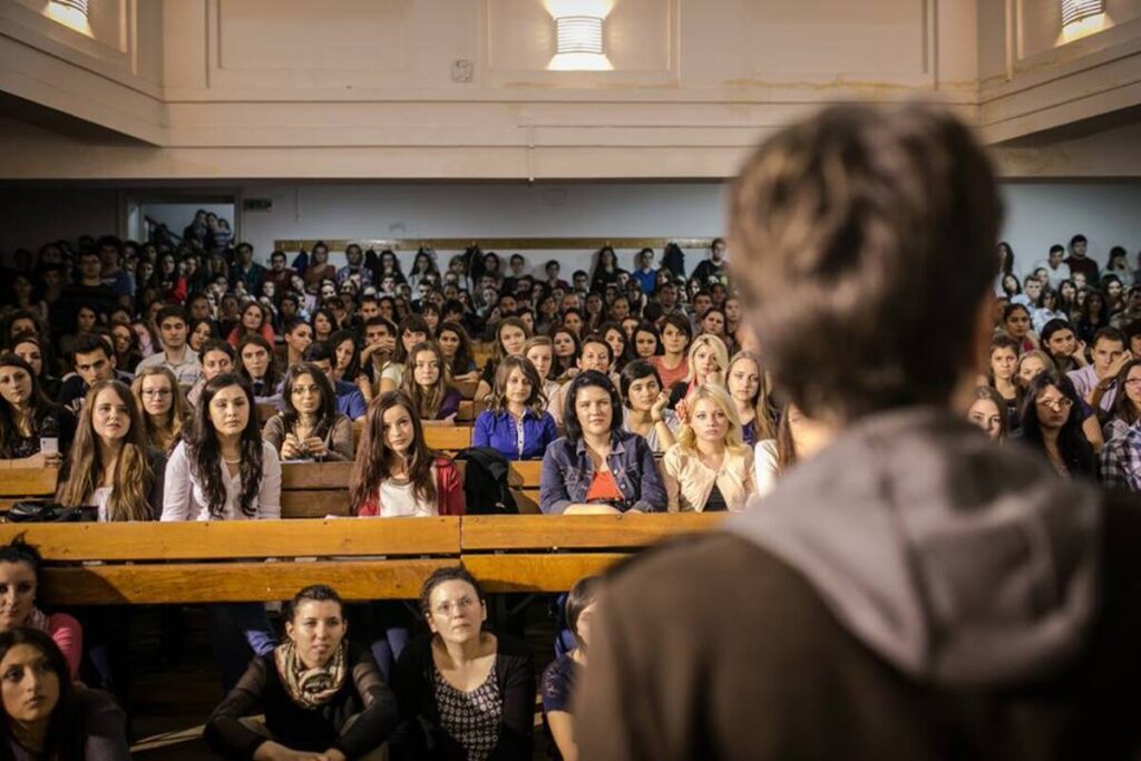 Scrisoare de susținere pentru profesorul universitar Marian Petcu: „Nu trebuie oprit din a aduce studenților cunoașterea pe care a împărtășit-o generațiilor dinainte”