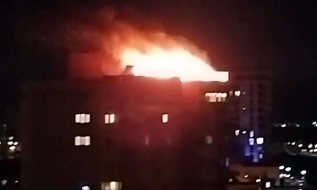 Incendiu la bloc de zece etaje din Constanța. Zeci de pompieri intervin la fața locului