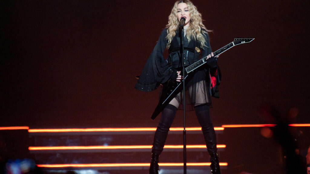 Madonna, dată în judecată pentru că a întârziat două ore la concert