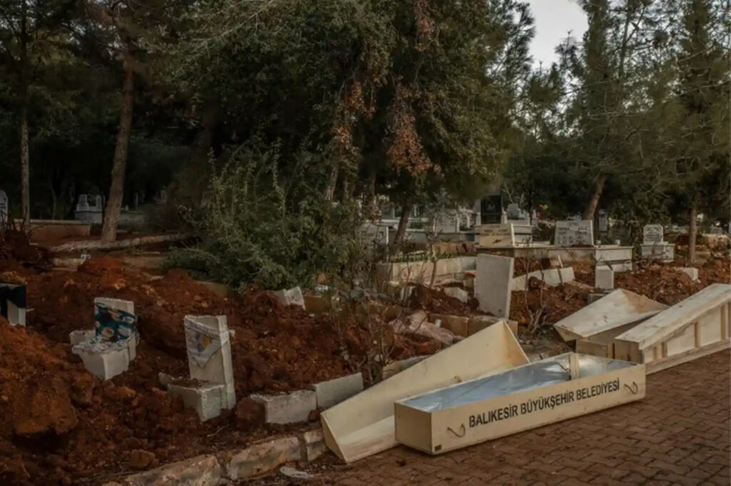 Cimitirele din Turcia și Siria, neîncăpătoare pentru victimele cutremurelor. Slujbele de înmormântare sunt ținute în aer liber, la comun