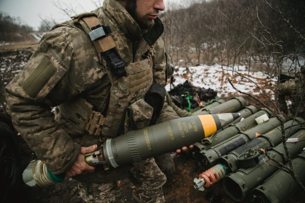 Apărarea orașului Bahmut epuizează rezervele de muniție ale armatei ucrainene. Lipsa de obuze ar putea împiedica o ofensivă contra rușilor în primăvară