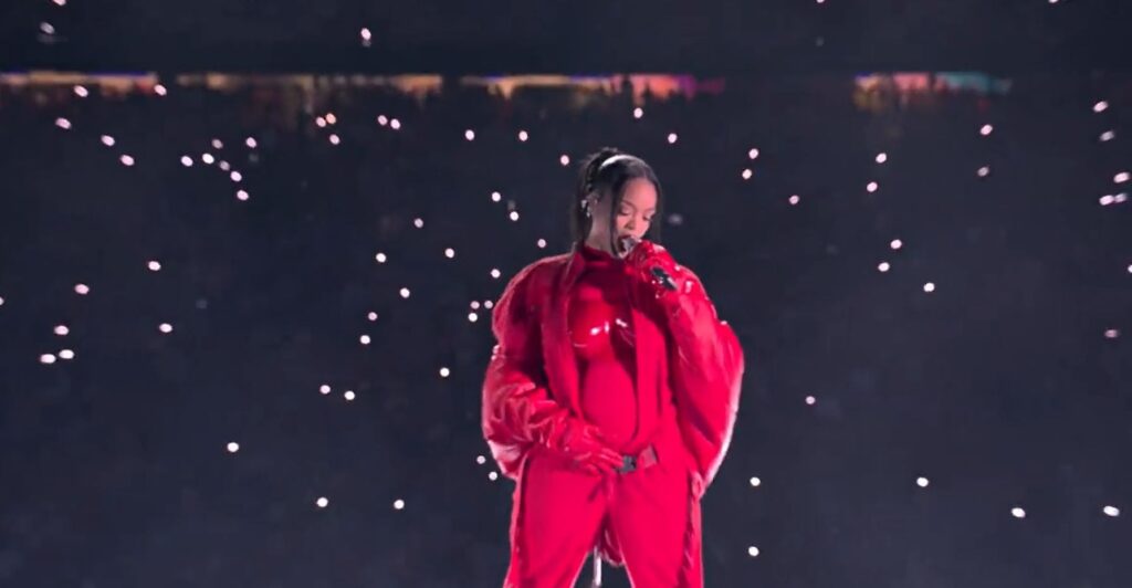Rihanna, show de senzație la Super Bowl. Artista este  din nou însărcinată