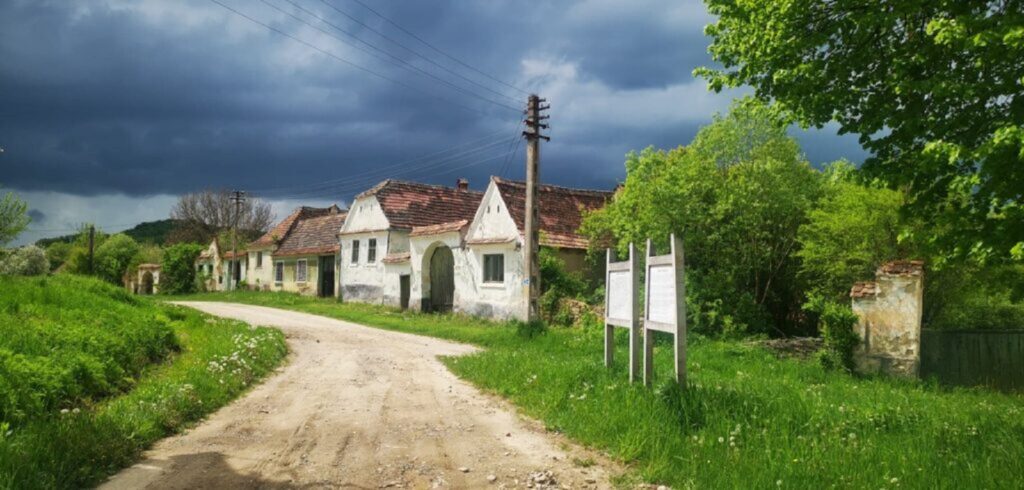 Există un loc în România în care o casă costă doar 500 de euro. Este cunoscut drept „satul-fantomă”. Peisajul îţi taie răsuflarea. Foto