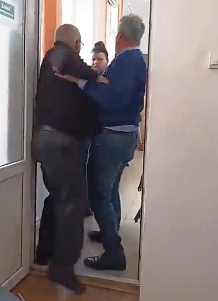 Scandal la o primărie din România. Viceprimarul, supărat pe un localnic, a sărit la bătaie. De la ce a plecat altercația. Video