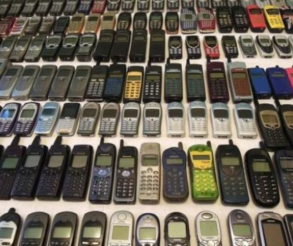 Cele mai emblematice 10 telefoane mobile retro: De la Nokia 3310 la Motorola Razr. De câte vă amintiți?