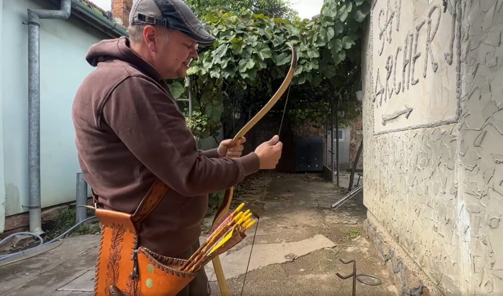 Un învățător dintr-o comună din Bihor, singurul fabricat de arcuri dacice tradiţionale, din România. A creat și un arc unic în lume