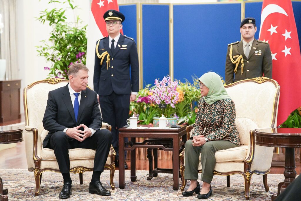 Klaus Iohannis a ajuns în Singapore. A fost primit de președintele Halimah Yacob, la Palatul Prezidențial Istana. Foto