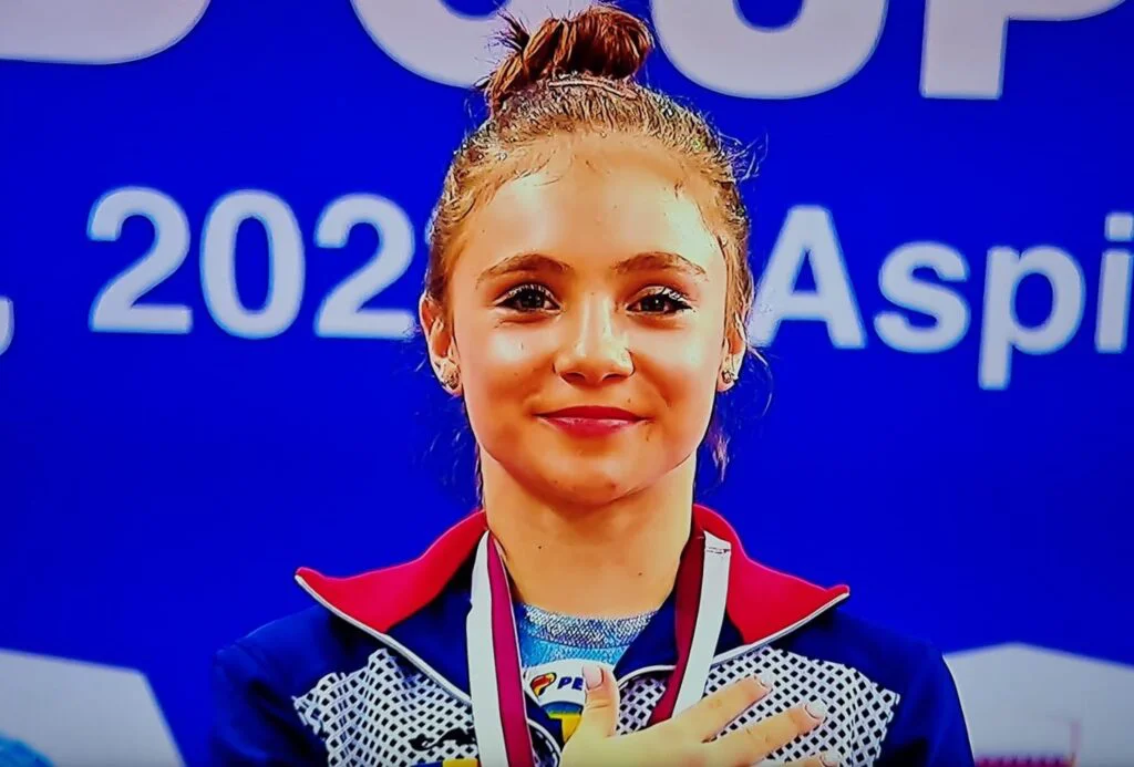Sabrina Voinea face senzație la Campionatele Europene de gimnastică și aduce o medalie de bronz pentru România