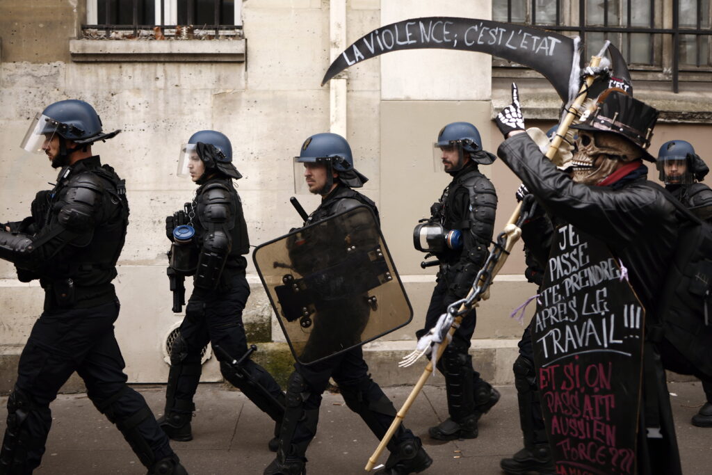 Francezii continuă atacul și anunță grevă generală. Un manechin care îl portretizează pe Emmanuel Macron a fost incendiat