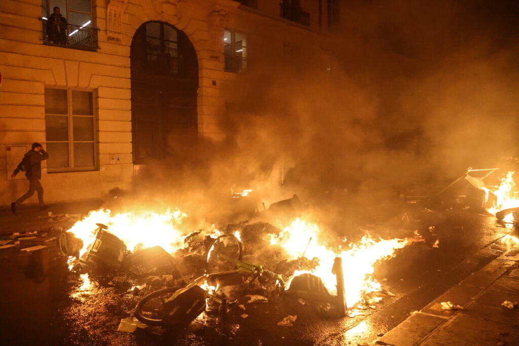Proteste violente în Paris, după ce reforma pensiilor a fost aprobată. „Vom da foc la țară. La propriu”