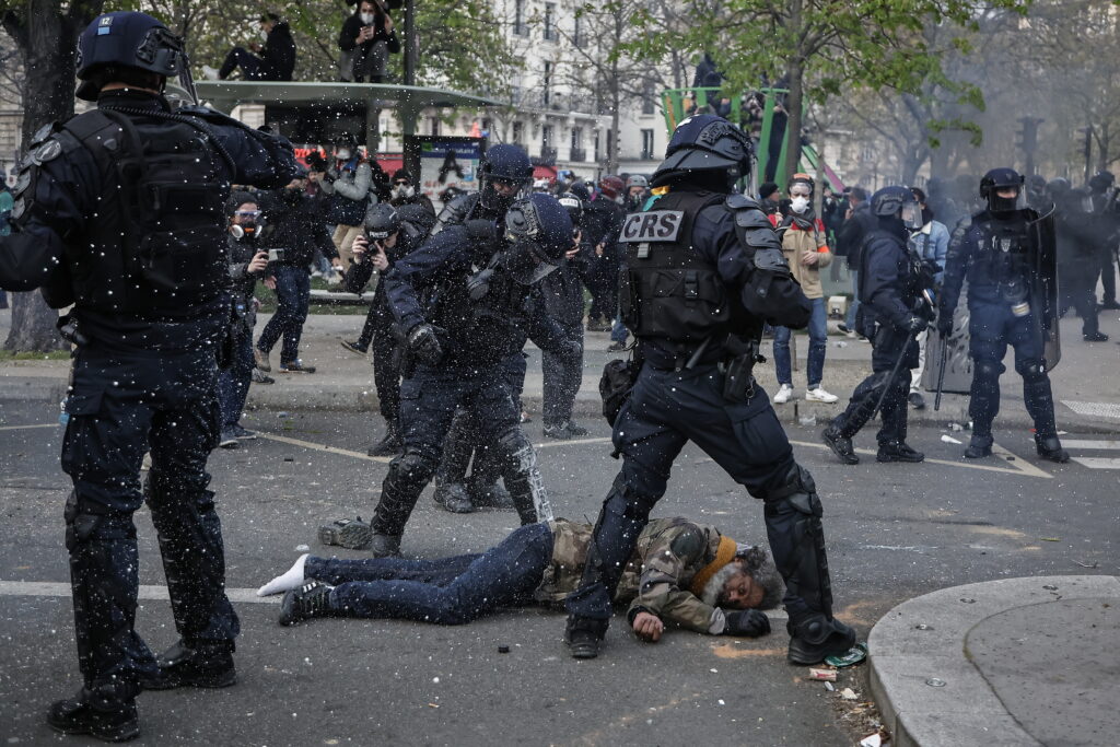 Momente de panică la Paris. Poliția a împușcat o femeie care amenința și glorifica terorismul