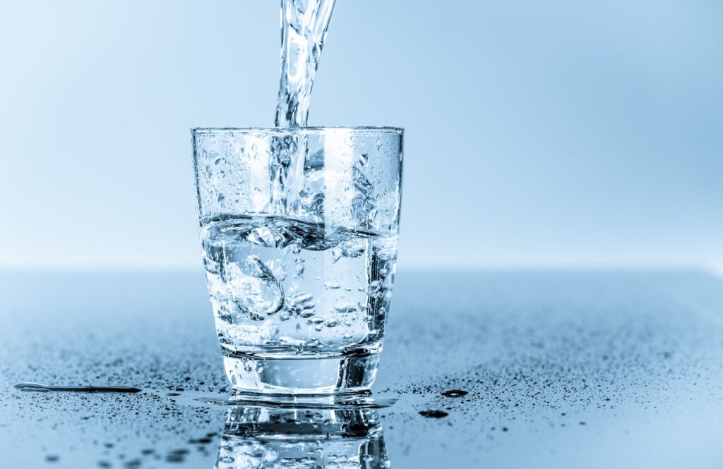 Apa, element esențial al vieții. Beneficiile hidratării organismului