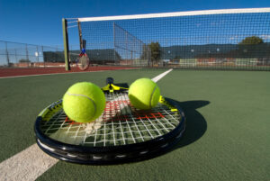 Rachetă cu mingi de tenis, pe teren. Clasament WTA