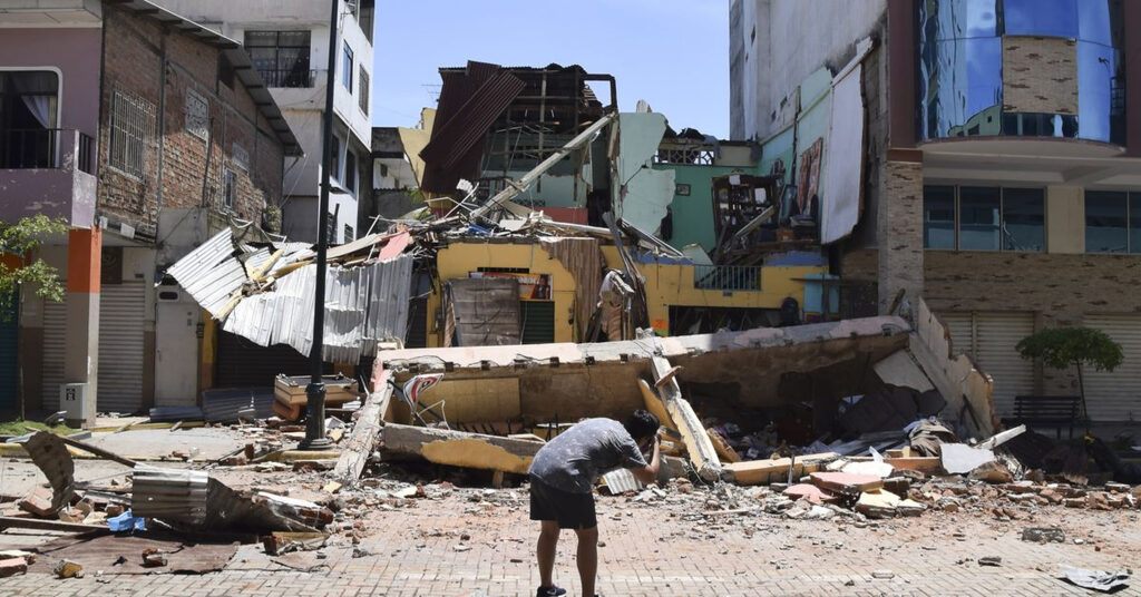 Cutremur de 6,9 în Ecuador. Cel puțin 12 morți, clădiri prăbuşite, pereţi crăpaţi, vehicule zdrobite de moloz