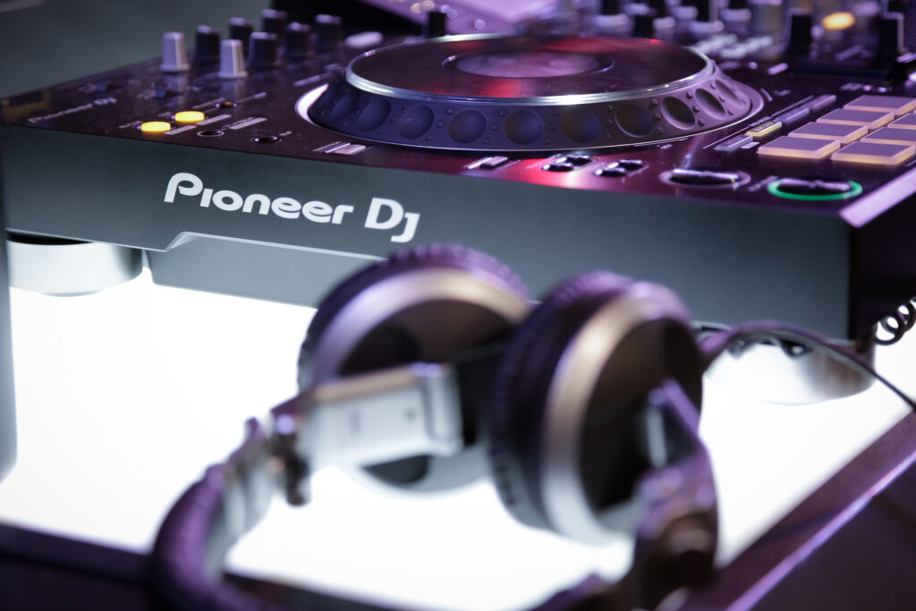 A murit unul dintre cei mai cunoscuți DJ. S-a stins din viață la doar 54 de ani