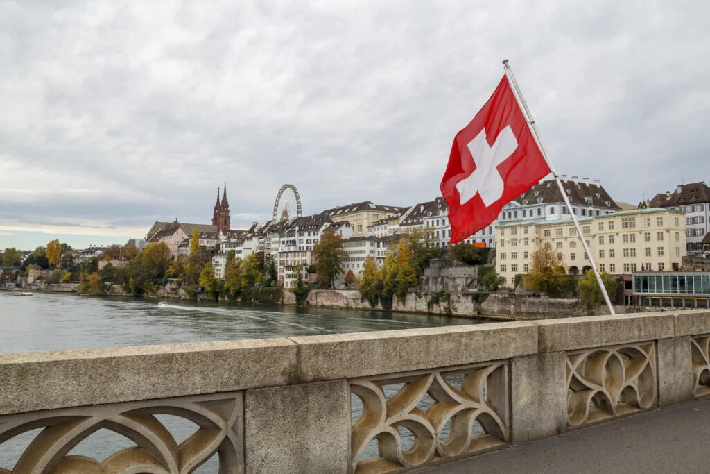 Elvețienii nu vor să renunțe la banii lichizi. Referendum pentru modificarea Constituției