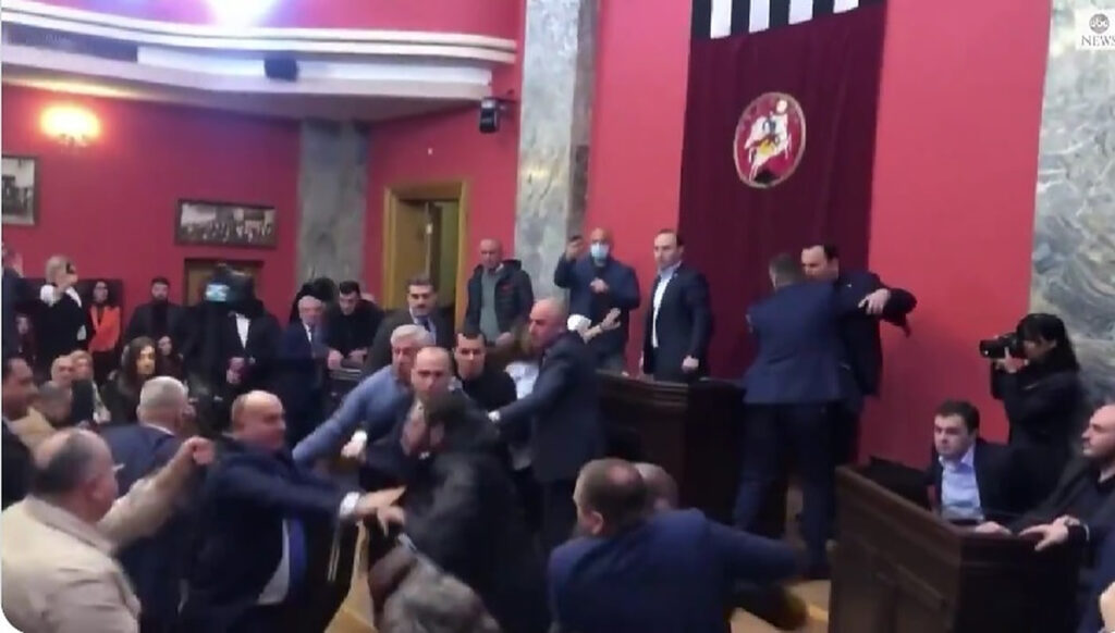 Mai mulți deputați din Senatul Georgiei s-au luat la bătaie. O lege de inspirație rusă a scos oamenii în stradă