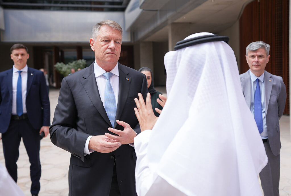 Klaus Iohannis, vizită în Emiratele Arabe Unite. I s-au prezentat soluții de transport și de arhitectură urbană . Video