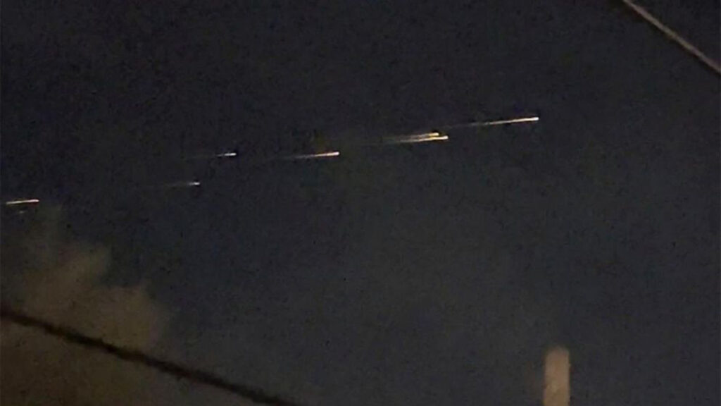 Lumini misterioase surprinse pe cerul Californiei. „Meteoriți? Extratereștri? China?”. Video