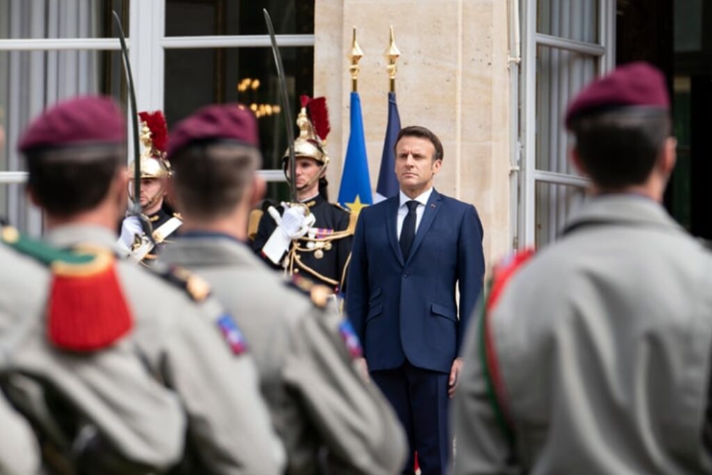 Președintele Franței își apără reforma pensiilor. În stradă, francezii protestează tot mai violent