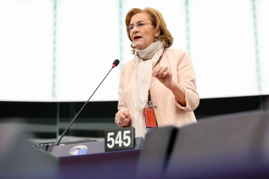 Cartea criticată de europarlamentarul Maria Grapini.  Conține mesaje indecente care nu sunt potrivit elevilor