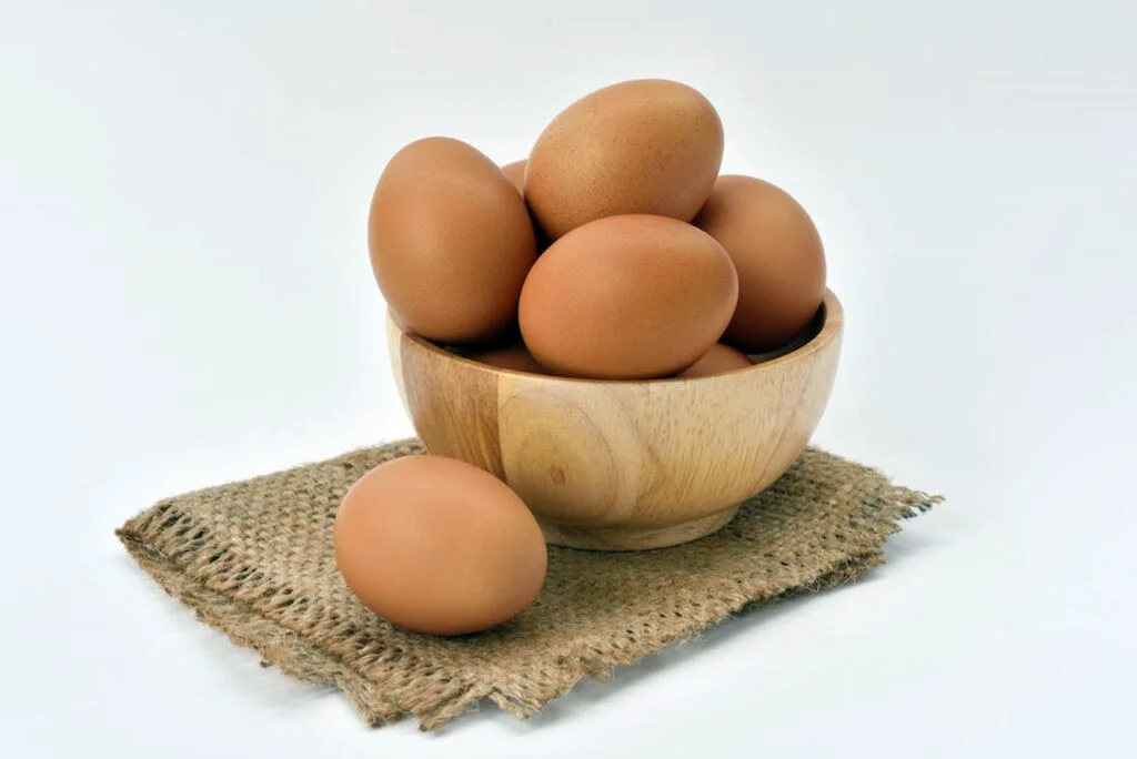 Cât timp poți păstra ouăle în frigider. Greșeala care îți poate provoca probleme de sănătate grave