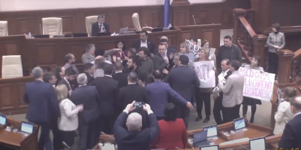 Bătaie la tribuna Parlamentului din Chișinău. Totul a plecat de la schimbarea sintagmei „limba moldovenească” cu „limba română”. Video