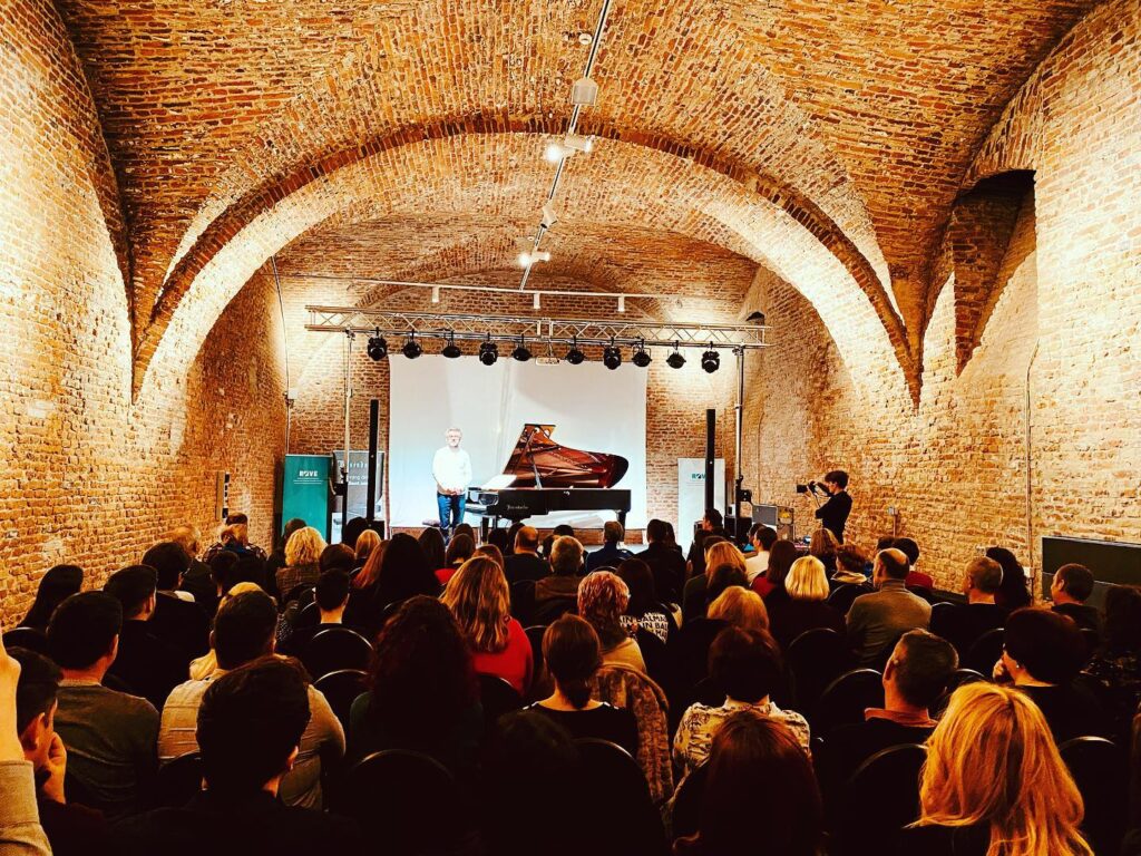 Primul pianist care a cântat în Comandamentul  NATO, concert în premieră la Oradea