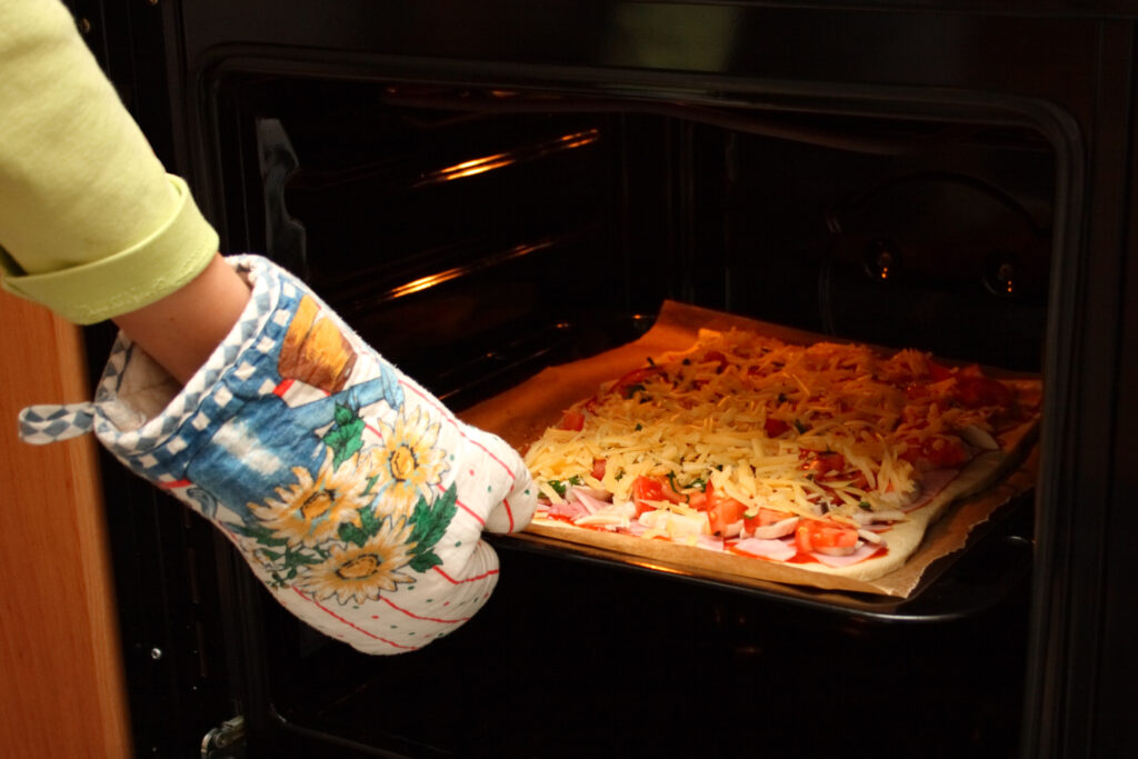 Pizza de casă, gata în maximum 30 de minute. Rețeta simplă, perfectă și pentru cei fără experiență în bucătărie