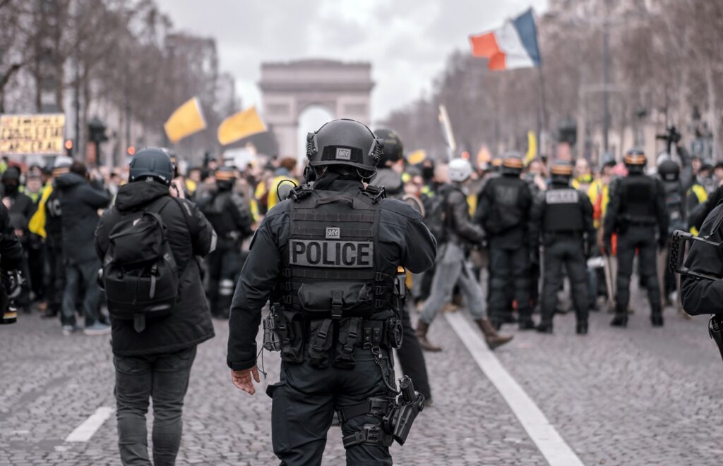 Protestele din Franța au ajuns la extrem. Unui polițist din Paris i s-a dat foc cu un cocktail molotov