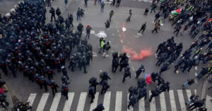 Proteste violente în Franța. Manifestanții au blocat căile ferate şi autostrăzile. Ţara este paralizată, iar ciocnirile între manifestanți și polițiști nu au lipsit