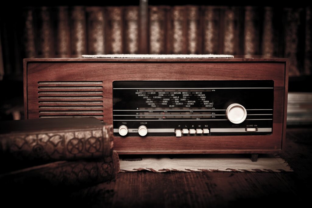 Radioul bunicii, o mică comoară în zilele noastre. Prețurile pleacă de la 2.200 lei și ajung până la peste 8.000 de lei