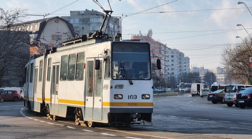 Circulația în cartierul Baicului din București este aproape blocată. Un tramvai a deraiat de pe linie