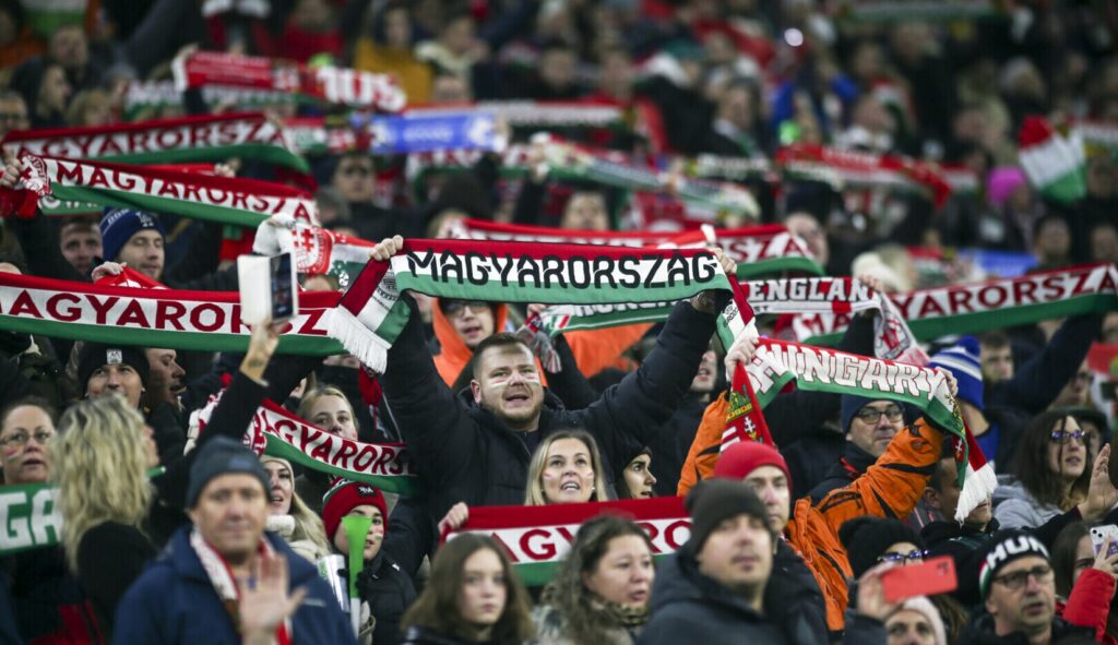 Decizie scandaloasă luată de UEFA. Maghiarii au voie să afișeze steagul Ungariei mari la meciuri