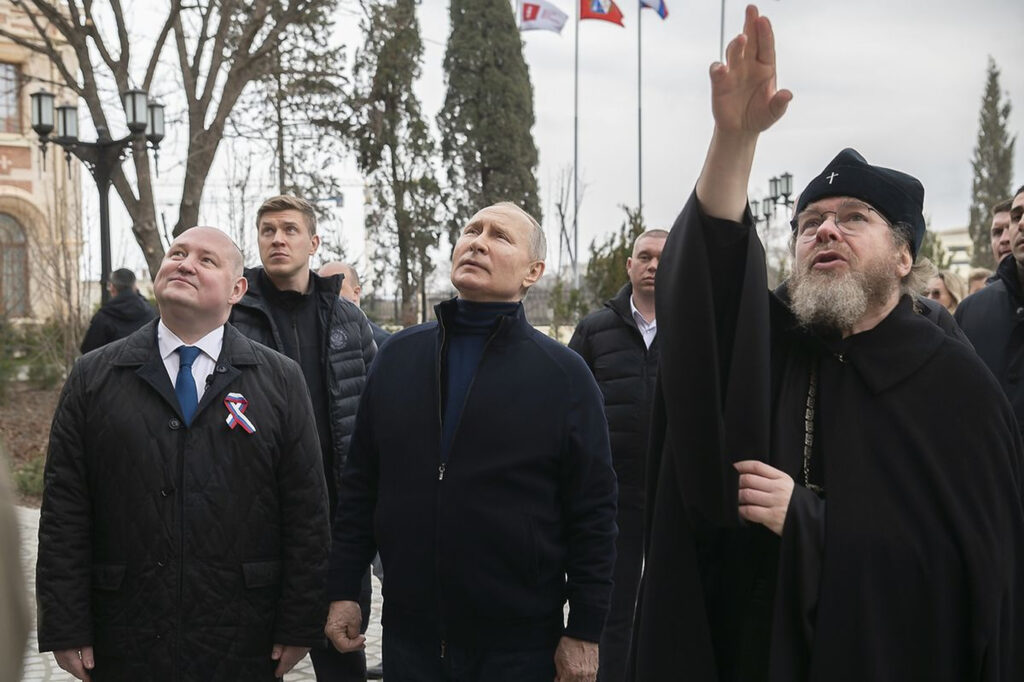 Vladimir Putin, vizită surpriză în Mariupol. Liderul de la Kremlin a făcut turul orașului la volanul unei mașini