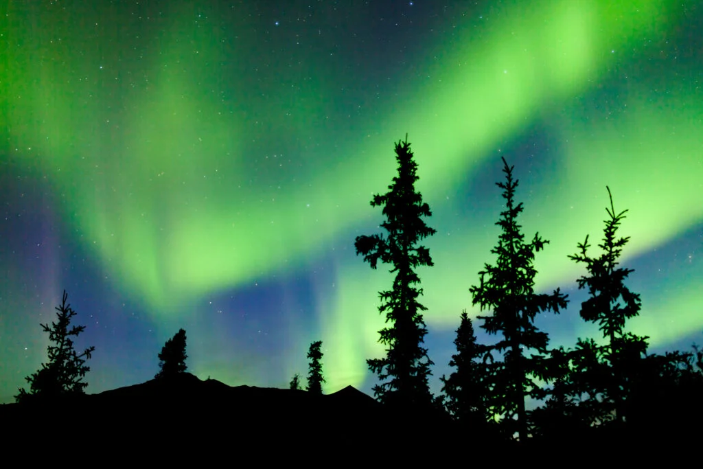 Aurora Boreală a fost vizibilă pe cerul din România. Cum s-a produs acest fenomen în Europa de Est