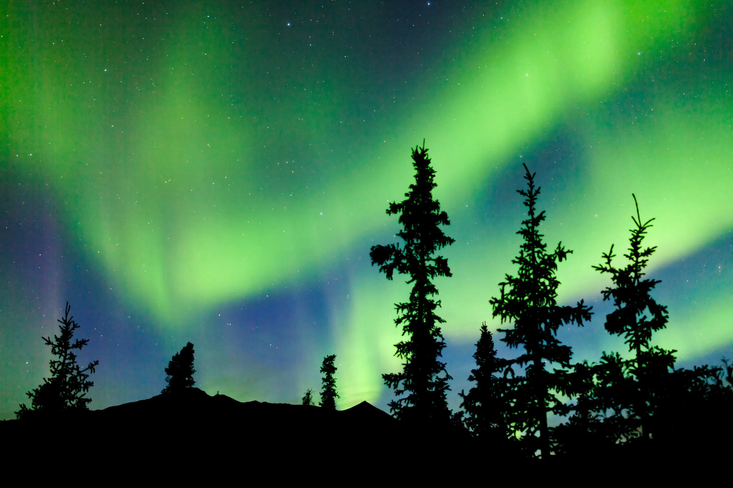 Aurora boreală continuă să ofere un spectacol uluitor, după furtuna solară istorică. Foto