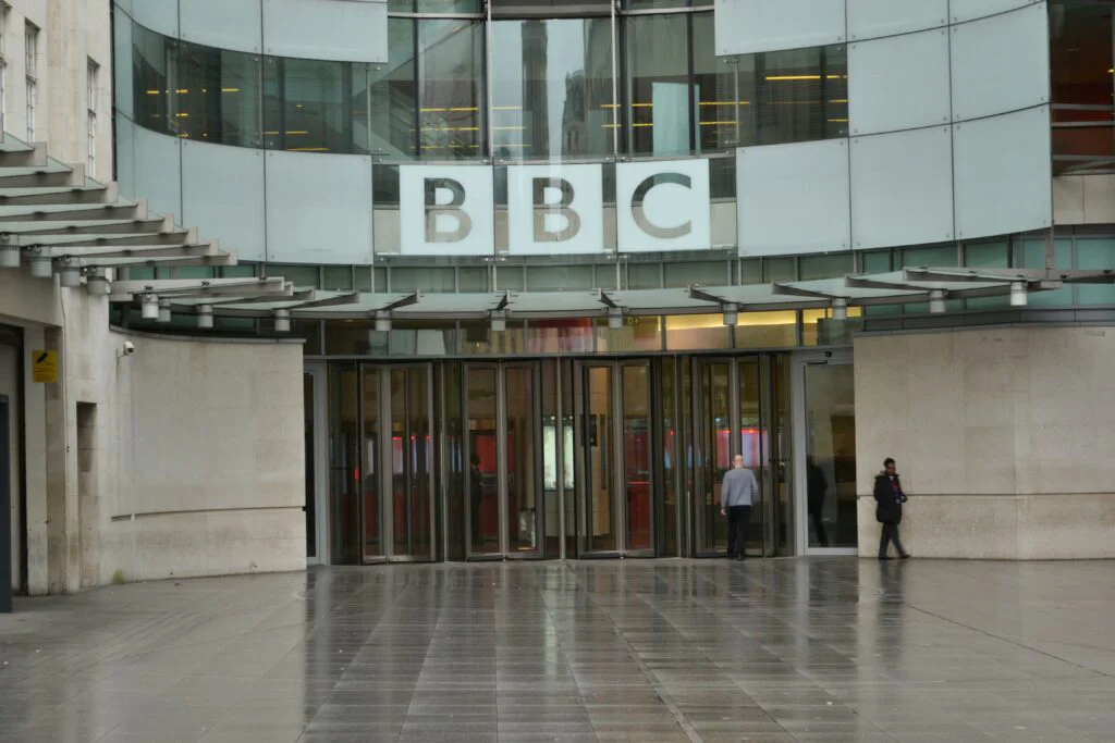 Richard Sharp a demisionat din funcția de președinte al BBC, ca urmare a unui conflict de interese. Ce a arătat ancheta