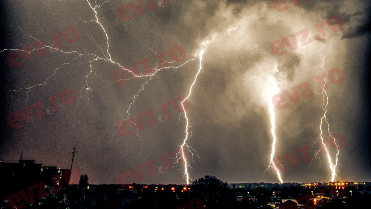 Cod Roșu de furtună în Banat. Două persoane au fost salvate de pompieri, din Dunăre