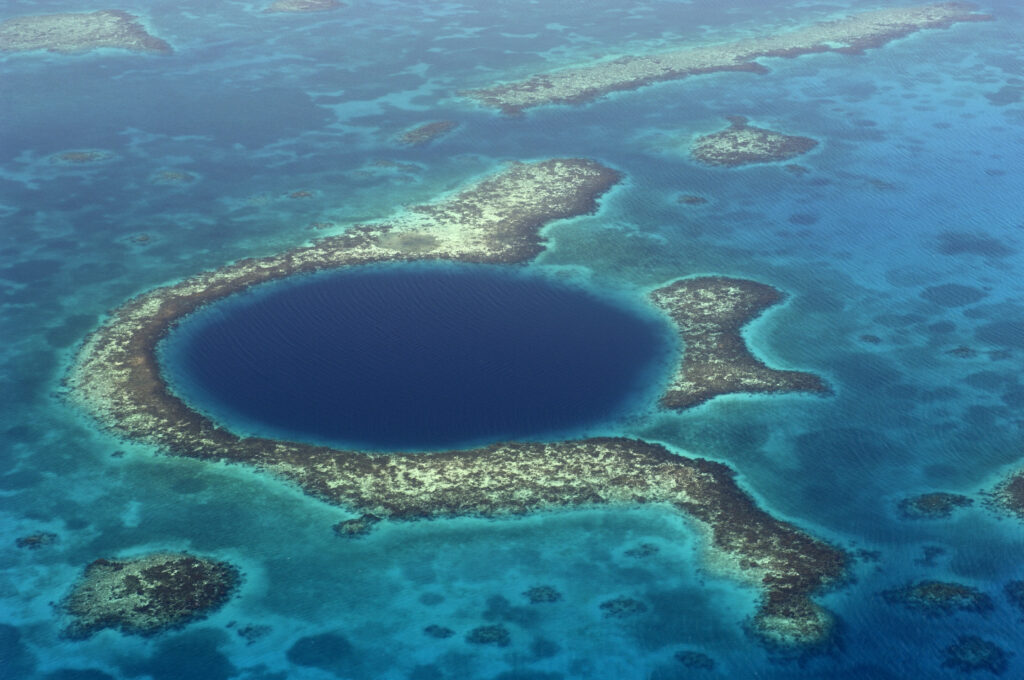 Gaura albastră masivă descoperită în apele Mexicului ar putea ascunde secrete ale Pământului