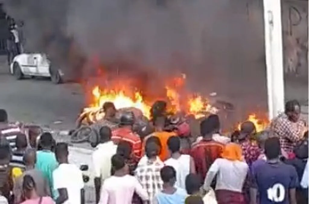 Cel puțin 12 presupuși infractori din Haiti au murit în chinuri. Localnicii i-au incendiat în plină stradă