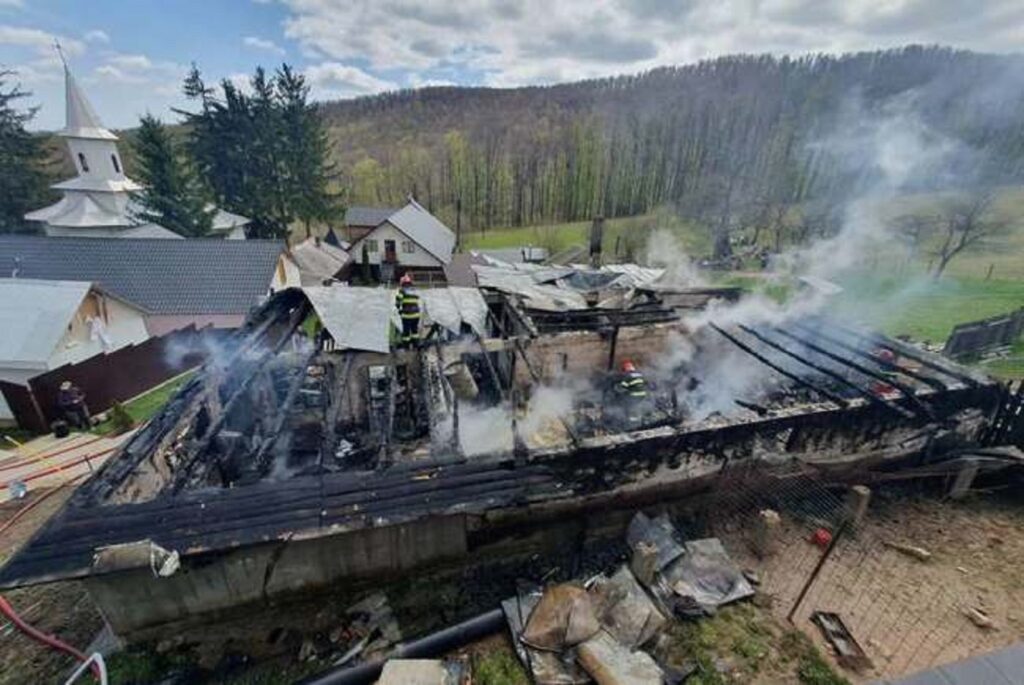 Imagini de nedescris la Mănăstirea Tarnița. Au luat foc o casă de oaspeți şi un adăpost pentru păsări. Video