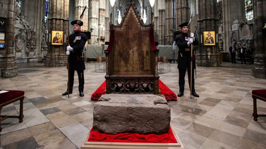 Faimoasa piatră regală scoțiană a ajuns la Londra cu prilejul încoronării regelui Charles. Ce simbolizează „Piatra din Scone”. Foto