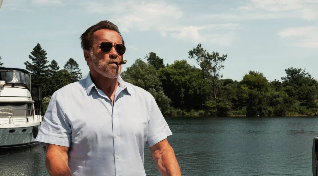 Arnold Schwarzenegger a lăsat celebritatea și a trecut la munca de jos. Actorul a reparat o groapă care dădea bătăi de cap șoferilor. Video