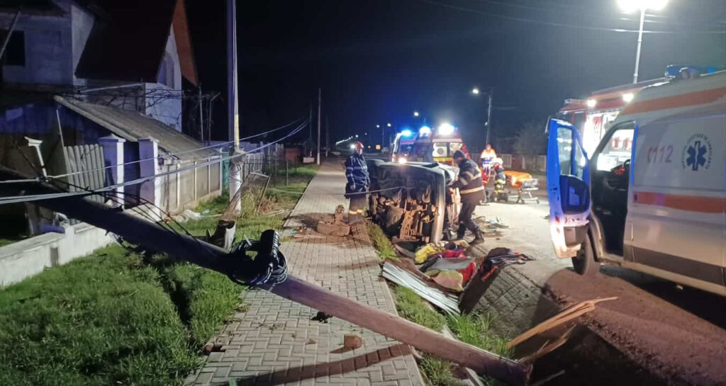 Doi tineri au murit și altul a fost grav rănit într-un accident petrecut în Iași. Mașina era furată, iar șoferul nu avea permis de conducere