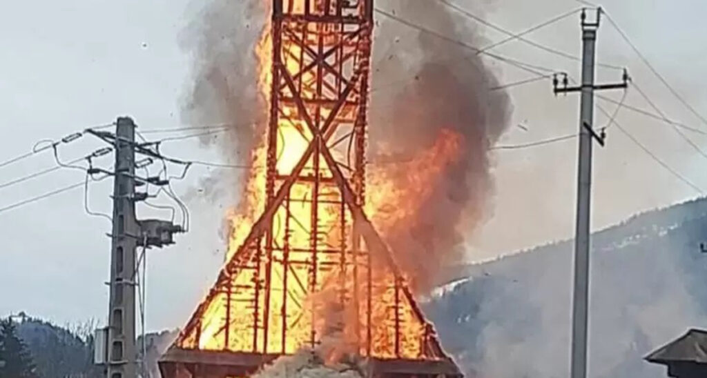 Incendiu puternic la Biserica de lemn din Borșa. Pompierii se luptă cu flăcările. Acoperișul este distrus aproape în totalitate. Video