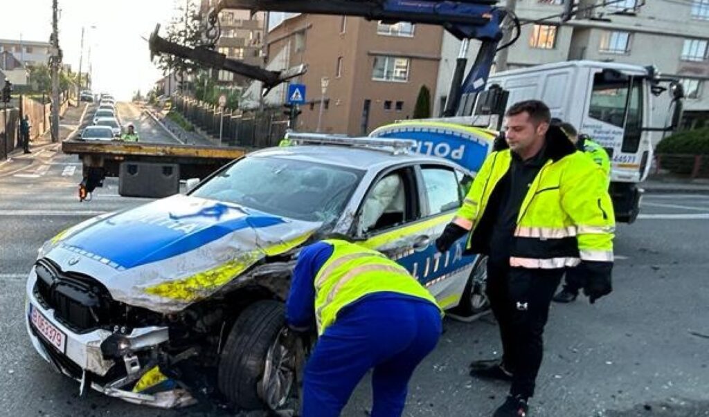 Primul accident în care este implicat noul BMW al Poliției. Doi polițiști au fost răniți la Cluj