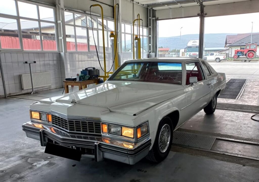 Un Cadillac DeVille adus pentru inspecție periodică la RAR. Mașina de colecție a fost fabricată în 1977