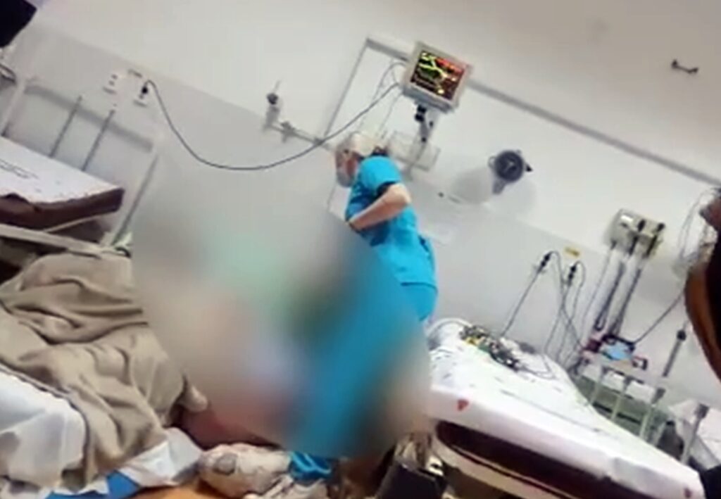 Scene de groază la un spital din Botoșani. O pacientă supraponderală a fost ținută pe podeaua salonului
