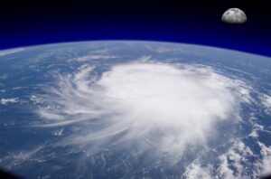 Australia, în fața unui ciclon rar. Evacuări masive, trafic blocat, școli închise